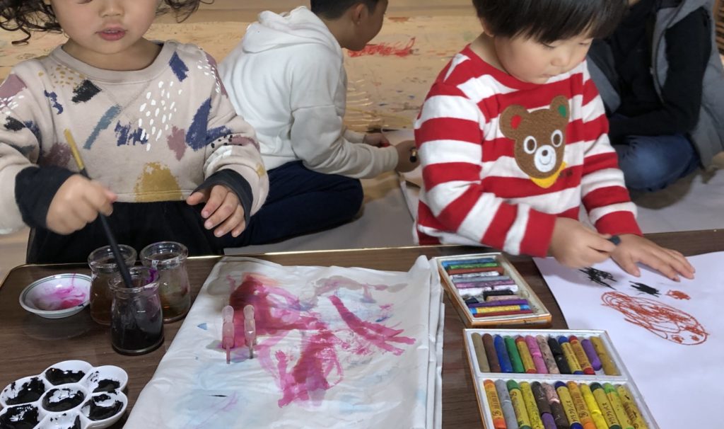 絵を描く子供たち
