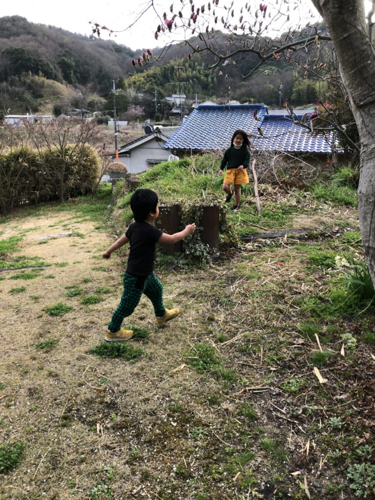 みちくさの庭で遊ぶ子供達